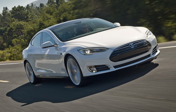 Белоснежный электромобиль Тесла на трассе 