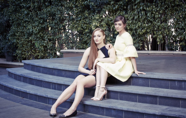 Две популярные актрисы Мэйси Уильямс и Софи Тернер сидят на ступеньках