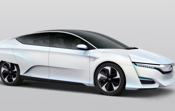 Белый электромобиль  Honda FCv на сером фоне