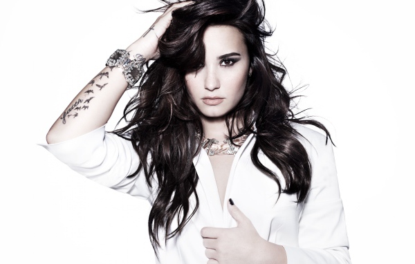 Молодая американская актриса Деми Ловато с татуировкой на руке