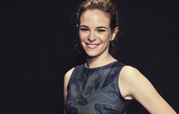 Молодая актриса Даниэль Панабэйкер с очаровательной улыбкой