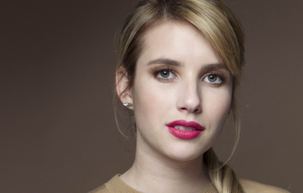 Молодая актриса Эмма Робертс с розовыми губами 