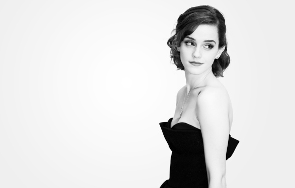 Молодая актриса Эмма Уотсон черно-белое фото