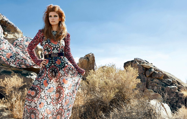 Молодая актриса Кейт Мара в красивом платье 