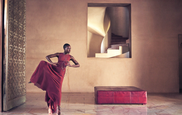 Молодая актриса Люпита Нионго танцует в красном платье