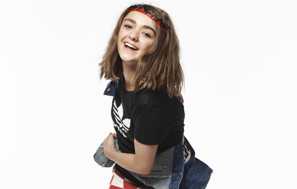 Молодая актриса  Maisie Williams,  фото на белом фоне 