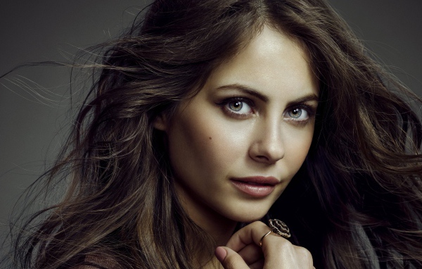 Молодая актриса Уилла Холланд с красивыми глазами