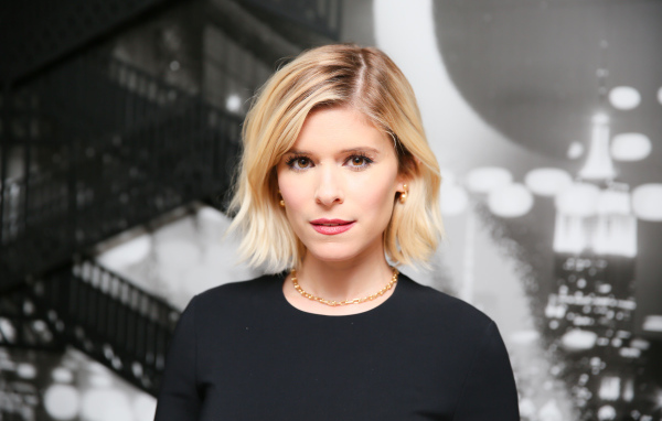 Молодая красивая актриса Кейт Мара в черном платье 