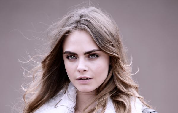 Молодая блондинка актриса Кара Делевинь