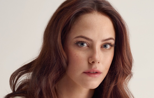 Молодая голубоглазая актриса Кая Скоделарио