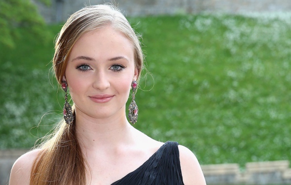 Молодая голубоглазая актриса Софи Тёрнер 