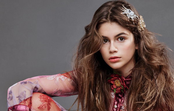 Молодая кареглазая актриса Кайя Гербер 