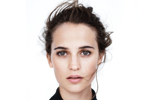 Молодая девушка актриса Алисия Викандер, фото на белом фоне 