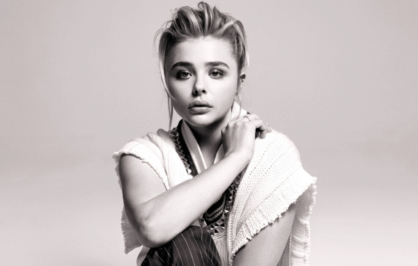 Молодая популярная актриса Хлоя Грейс Морец черно белое фото 