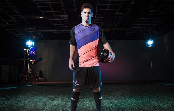 Футболист Лионель Месси в  фотостудии