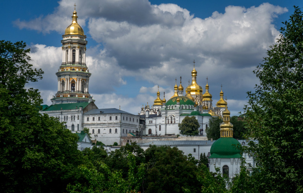 Красивая Киево-Печерская лавра на фоне облаков,  Киев. Украина 