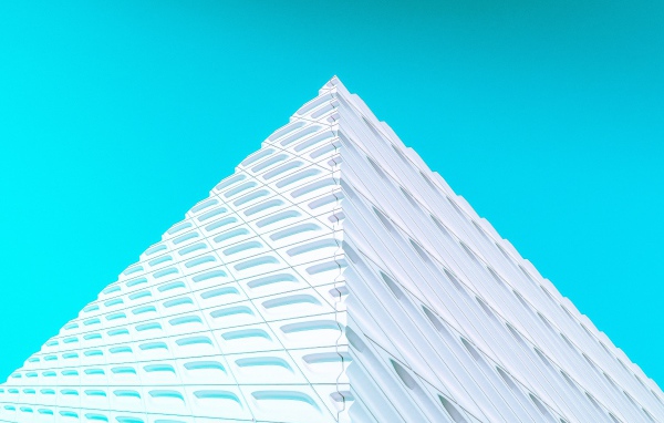 3д пирамида на голубом фоне