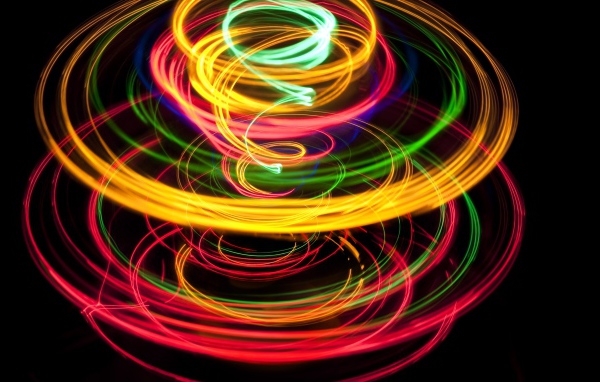 Абстрактный разноцветный вихрь на черном фоне