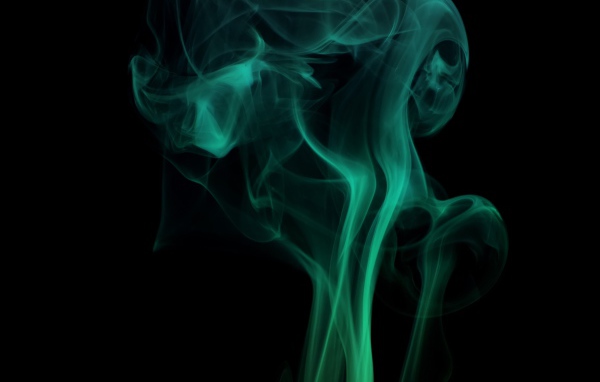 Зеленый дым на черном фоне