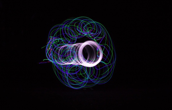 Разноцветные неоновые круги на черном фоне