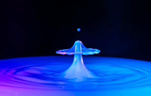 Неоновая капля в воде на черном фоне, 3д графика