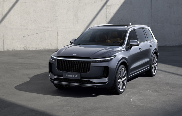 Серебристый внедорожник Lixiang ONE 2019 года