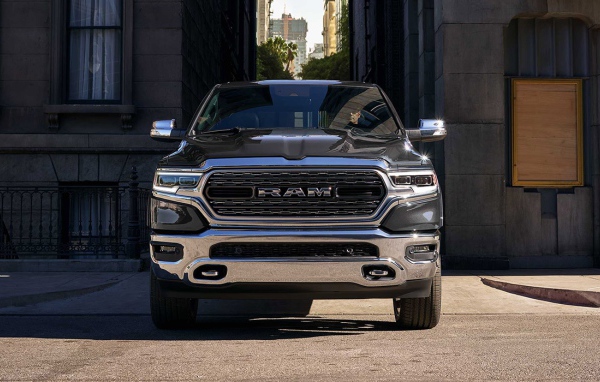 Черный внедорожник Ram 1500, 2019 года