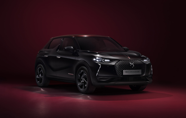Черный стильный автомобиль DS 3  2019 года на бордовом фоне