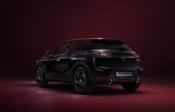 Автомобиль DS 3 Crossback La Premiere 2019 года на бордовом фоне