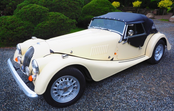 Спортивный ретро автомобиль Morgan Plus 8