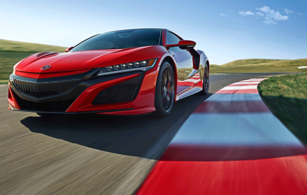 Дорогой красный автомобиль Acura NSX, 2019 на трассе