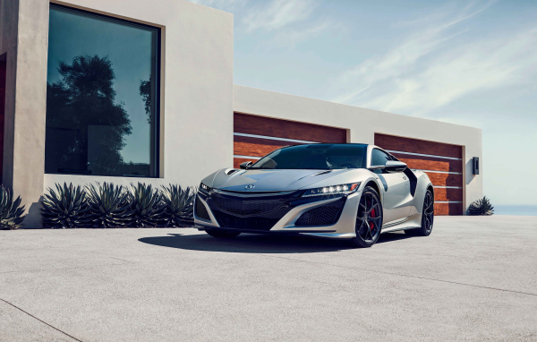 Серебристый спортивный автомобиль Acura NSX, 2019