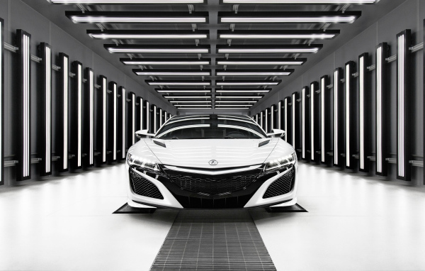 Белый автомобиль Acura NSX, 2019  вид спереди