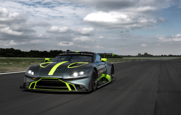 Спортивный автомобиль Aston Martin Vantage GT3, 2018 года на трассе