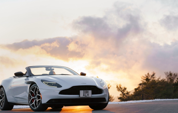 Белый автомобиль кабриолет Aston Martin DB11 V8 Volante, 2019 года