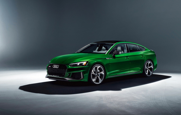 Зеленый автомобиль Audi RS5, 2019