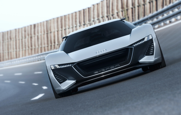 Серебристый быстрый автомобиль Audi PB 18 E-Tron