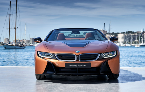 Автомобиль BMW I8 Roadster, 2018 вид спереди