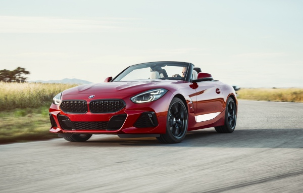 Красный спортивный автомобиль BMW Z4 M40i, 2019