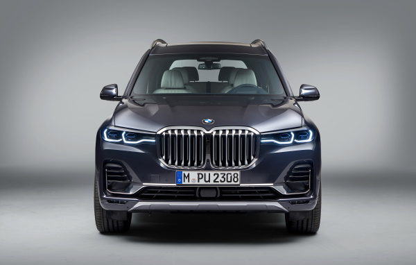 Автомобиль BMW X7  2018 года на сером фоне вид спереди