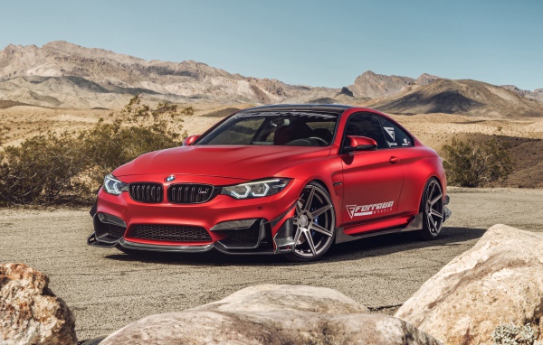 Автомобиль Ferrada Red Matte BMW M4 на фоне гор