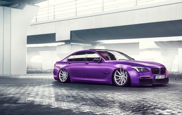 Фиолетовый автомобиль BMW 7 Series