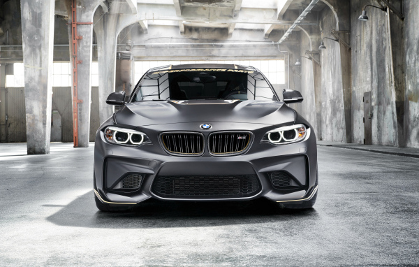 Серебристый автомобиль BMW M2 M, 2018 вид спереди