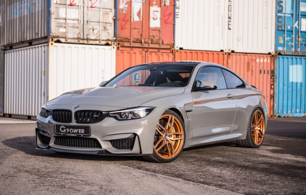 Серебристый автомобиль BMW M4 CS 2018