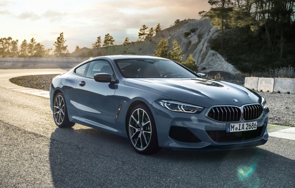 Серебристый автомобиль BMW M850i XDrive 2018