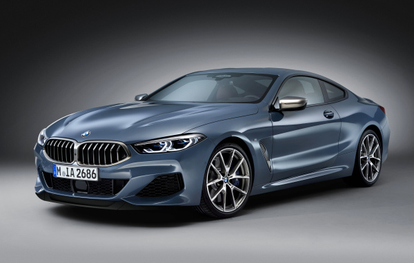 Серебристый автомобиль BMW M850i, 2018 на сером фоне