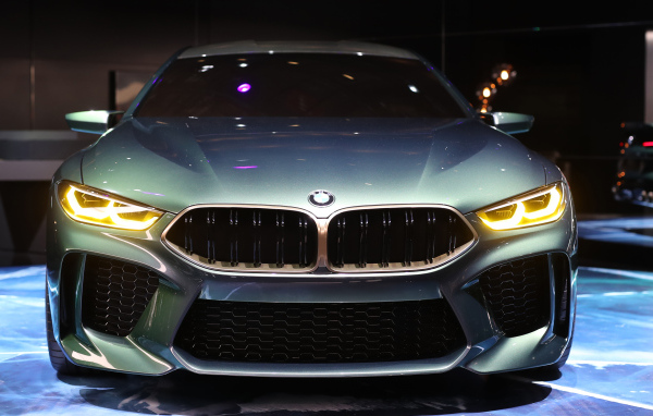 Серебристый автомобиль BMW M8 Gran Coupe, вид спереди