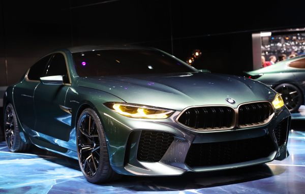 Серебристый автомобиль BMW M8 Gran Coupe в салоне