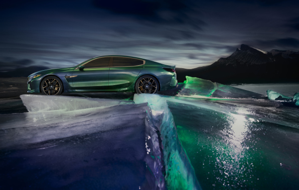 Стильный автомобиль BMW M8 Gran Coupe на льду