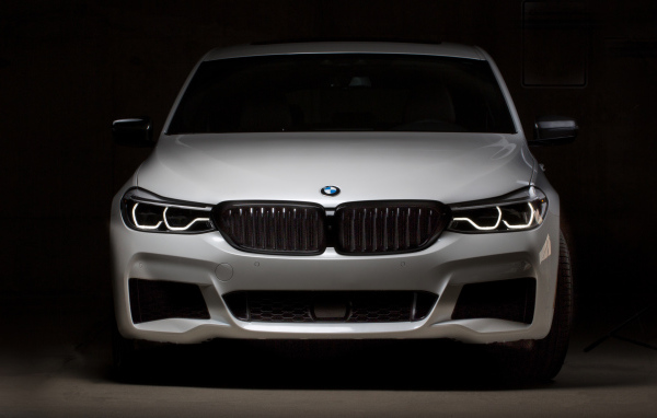 Белый автомобиль BMW 640i GranTurismo, 2018 вид спереди